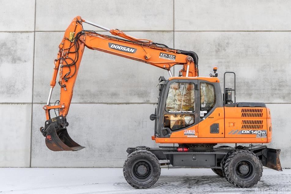 Excavator pe roti - Doosan DX 140 W-3