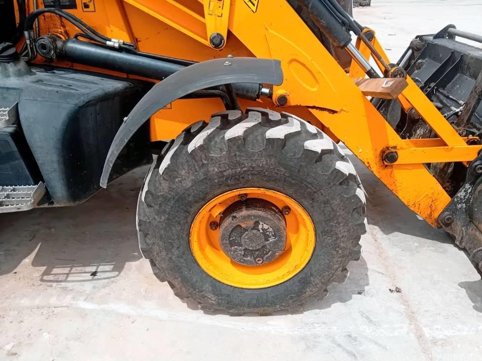 Buldoexcavator - JCB 3 CX 4 T
