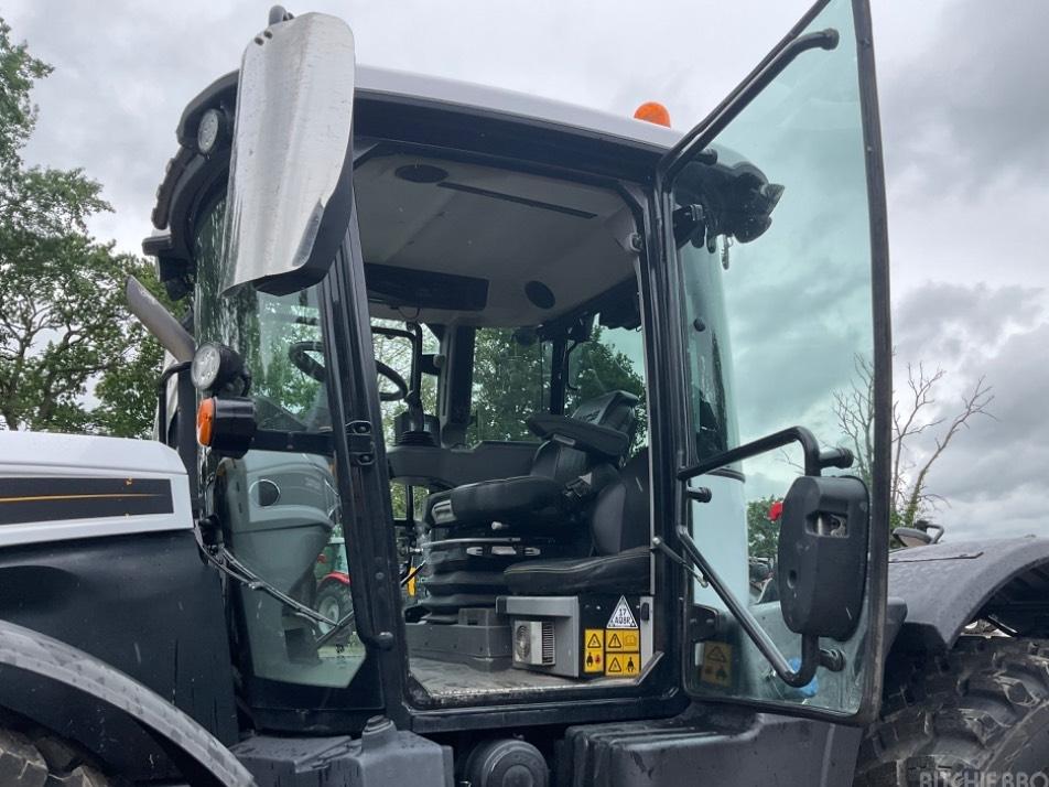 Tractor - JCB Fastrac 4220