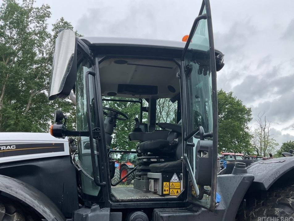 Tractor - JCB Fastrac 4220