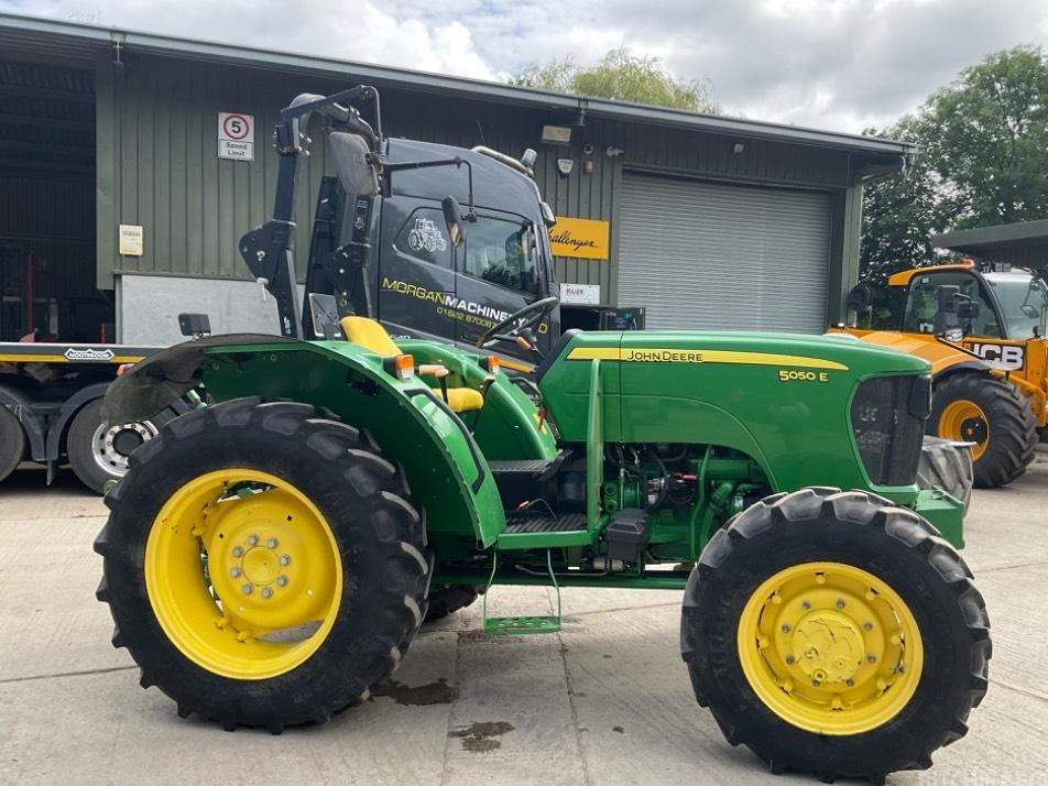 Tractor - John Deere 5050E
