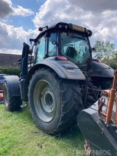Tractor - Valtra T235V