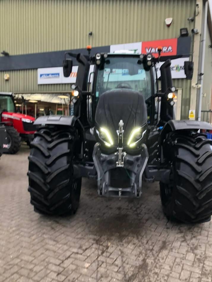 Tractor - Valtra T235V