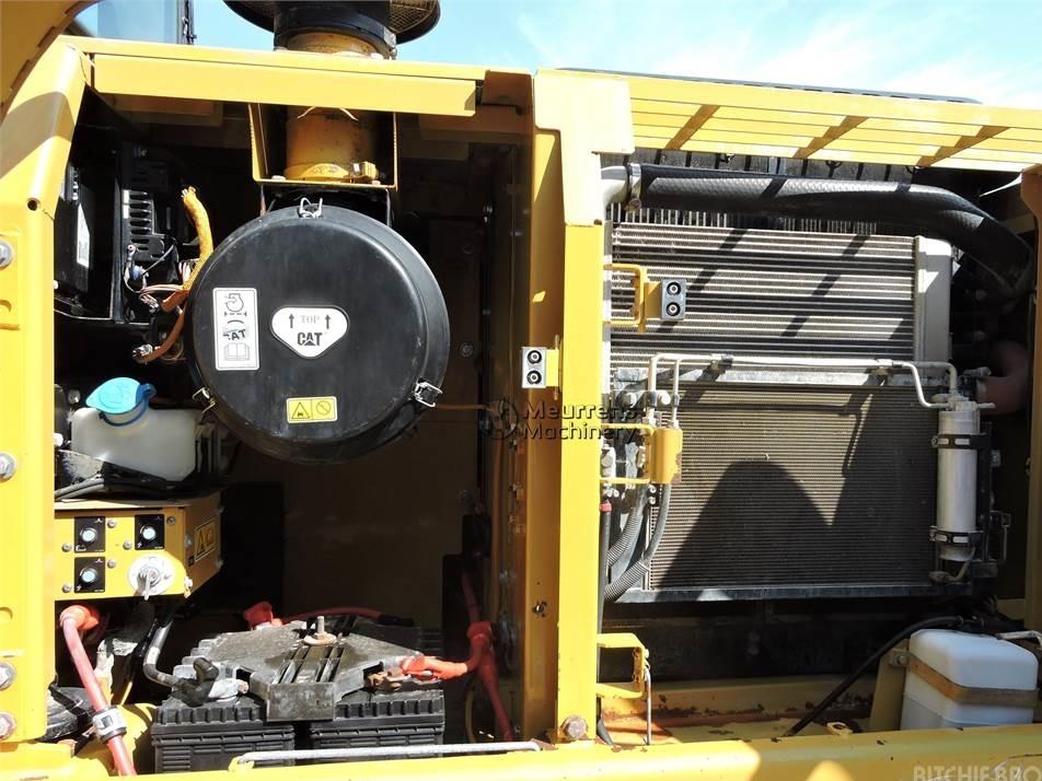 Excavator pe senile - CAT 323D
