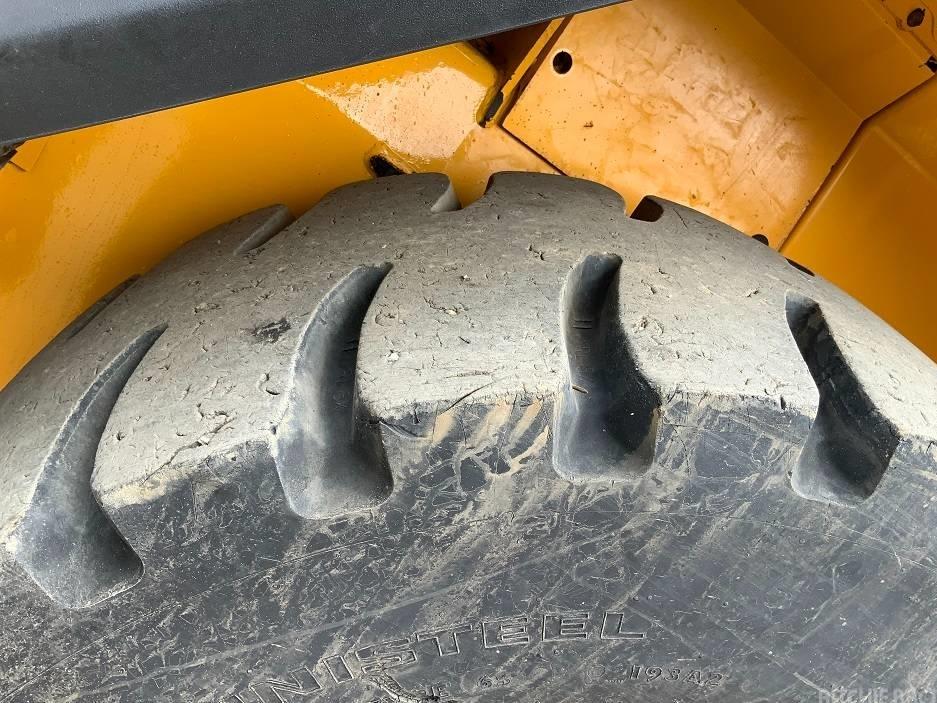 Incarcator frontal - JCB 437 HT