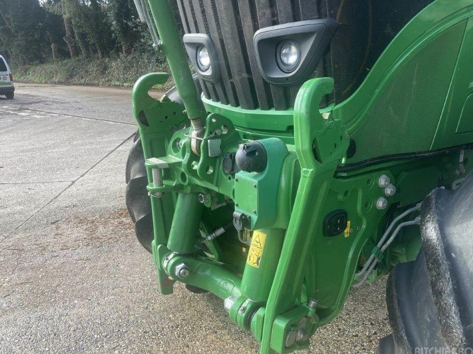 Tractor - John Deere 6215R