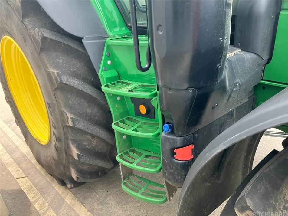 Tractor - John Deere 6215R