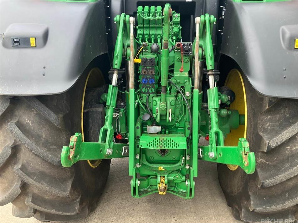Tractor - John Deere 6215R