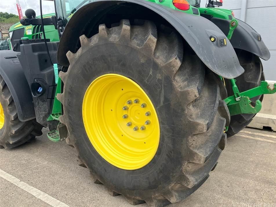 Tractor - John Deere 6215R