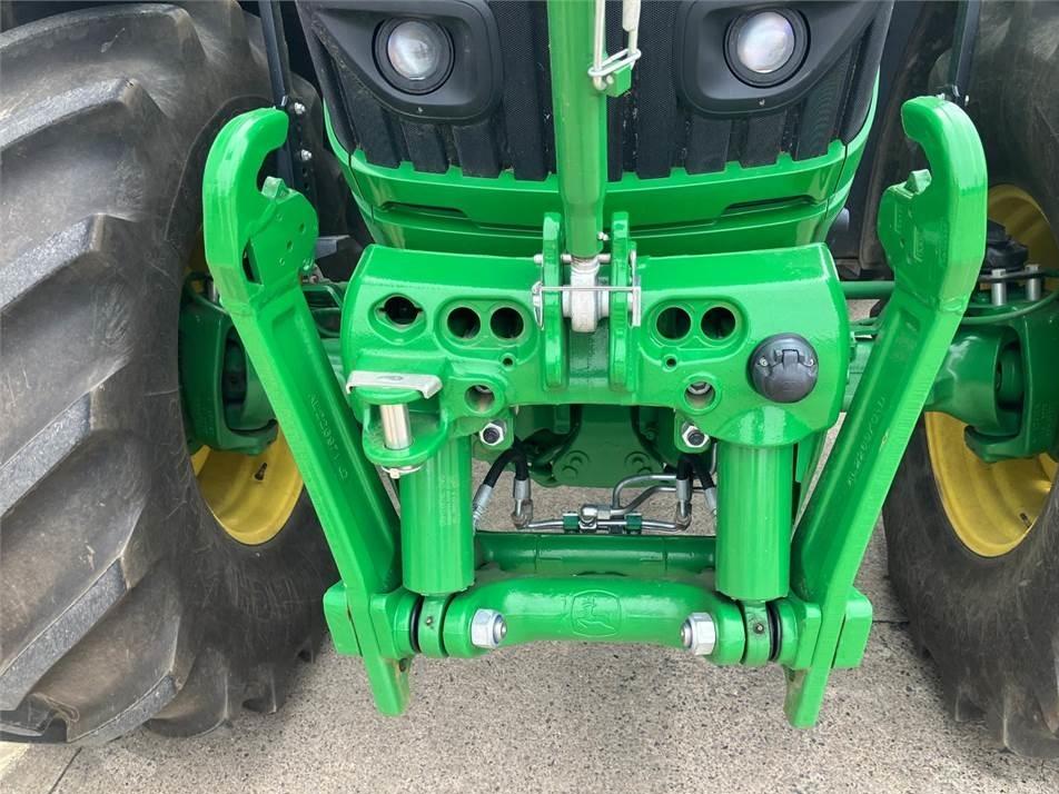 Tractor - John Deere 6215R