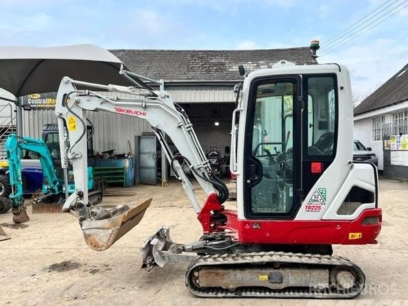 Miniexcavator - Takeuchi TB 225